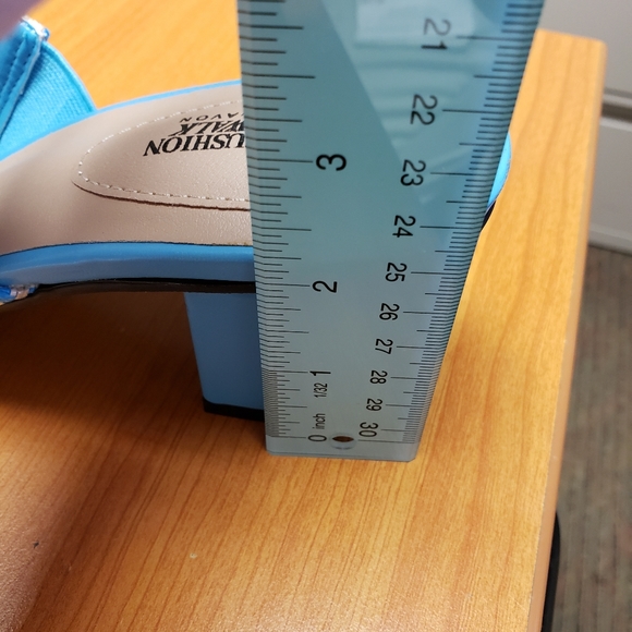 Avon turquoise and ivory size 9m sandal - Picture 8 of 8